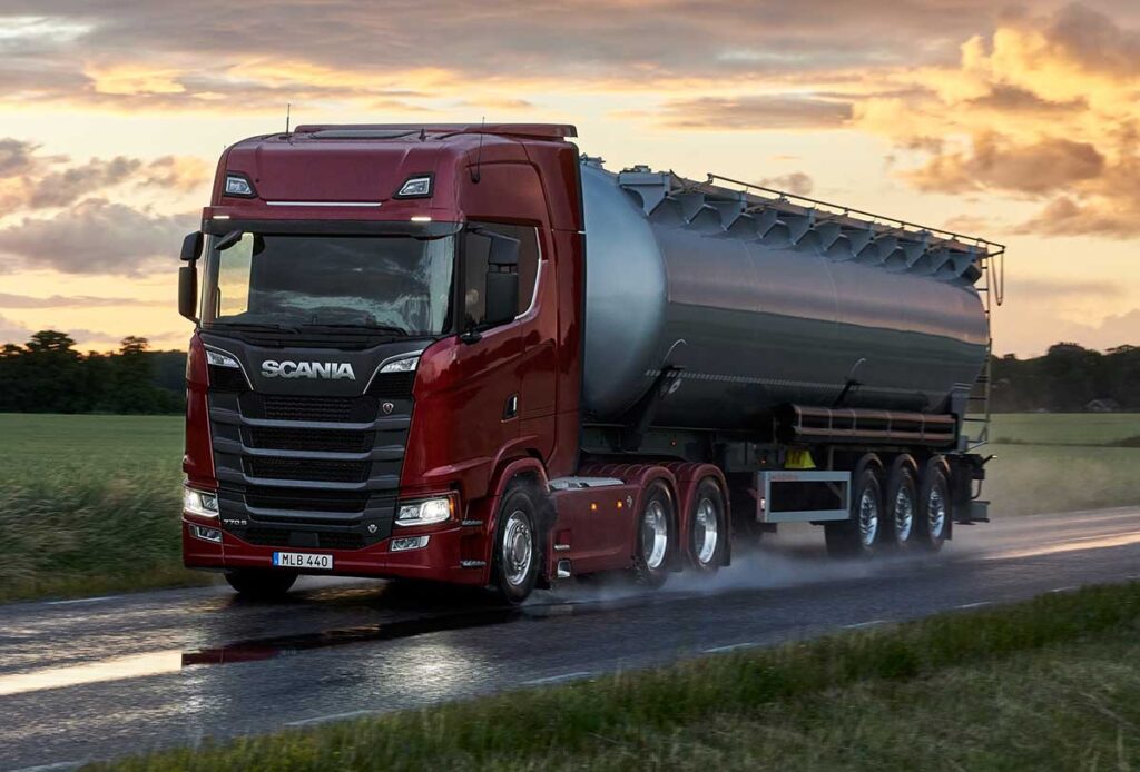 Scania lança caminhão com motor V mais potente do mundo