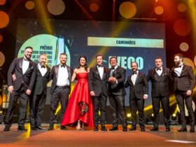 Carlos Tavares, diretor geral de Pós-Venda da IVECO para a América Latina, e representantes da IVECO recebem o Prêmio Consumidor Moderno