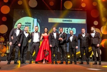 Carlos Tavares, diretor geral de Pós-Venda da IVECO para a América Latina, e representantes da IVECO recebem o Prêmio Consumidor Moderno
