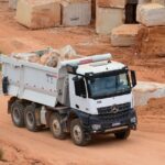 Mercedes-Benz Arocs 8x4 atua no transporte de granito na Categran