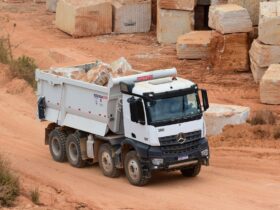 Mercedes-Benz Arocs 8x4 atua no transporte de granito na Categran