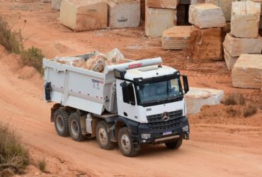 Mercedes-Benz Arocs 8x4 atua no transporte de granito na Categran