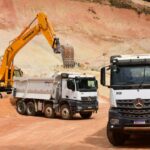 Mercedes-Benz Arocs 8x4 atua no transporte de granito na Categran