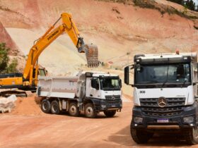 Mercedes-Benz Arocs 8x4 atua no transporte de granito na Categran