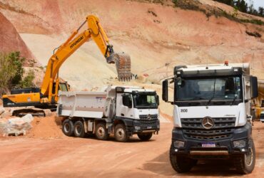 Mercedes-Benz Arocs 8x4 atua no transporte de granito na Categran