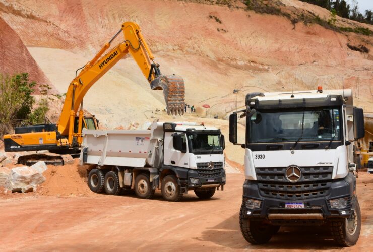 Mercedes-Benz Arocs 8x4 atua no transporte de granito na Categran
