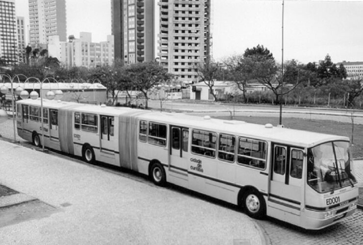Ônibus biarticulado Volvo celebra 30 anos de operação
