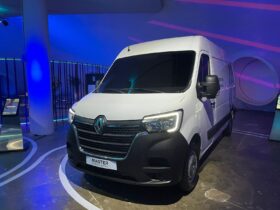 Renault Master E-Tech branco de frente