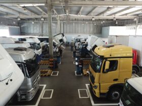 Executivos da Mercedes-Benz vão a oficinas de concessionários para vivenciar a prestação de serviços aos clientes