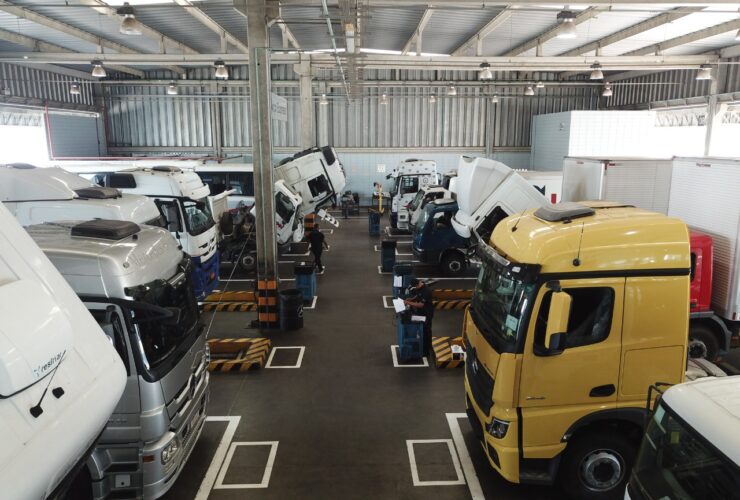 Executivos da Mercedes-Benz vão a oficinas de concessionários para vivenciar a prestação de serviços aos clientes