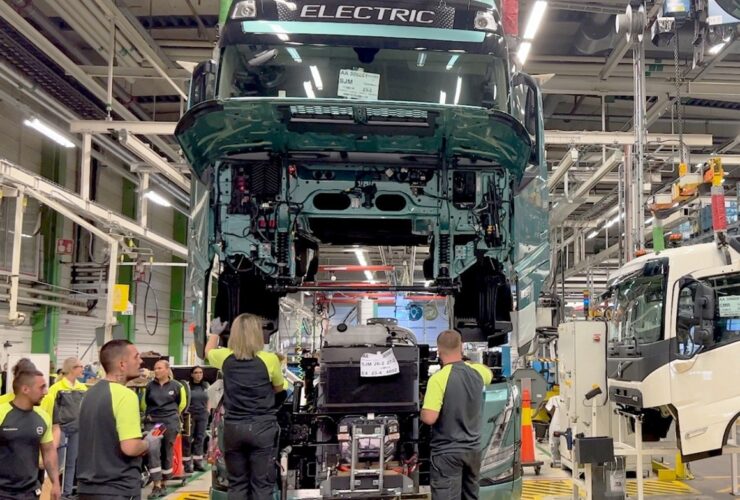 Volvo inicia produção de caminhões pesados elétricos na Europa
