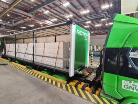 A CPMC é a primeira empresa do Brasil a usar um caminhão de sete eixos movido a gás natural veicular (GNV).