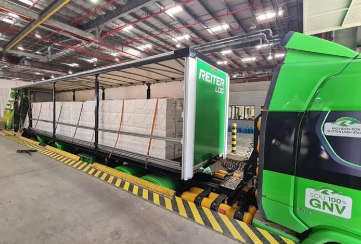 A CPMC é a primeira empresa do Brasil a usar um caminhão de sete eixos movido a gás natural veicular (GNV).