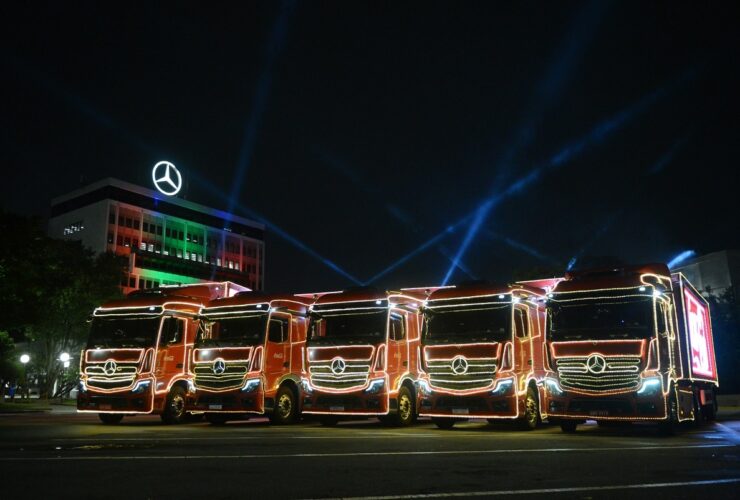 Caravana Iluminada da Coca-Cola FEMSA é puxada por cinco caminhões Mercedes-Benz Actros