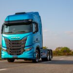 Novo IVECO S-Way 2023 de frente na cor Azul