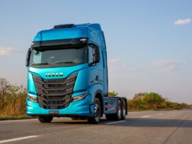 Novo IVECO S-Way 2023 de frente na cor Azul