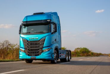 Novo IVECO S-Way 2023 de frente na cor Azul