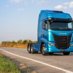 Novo IVECO S-Way 2023 de frente na cor Azul
