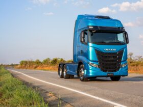 Novo IVECO S-Way 2023 de frente na cor Azul