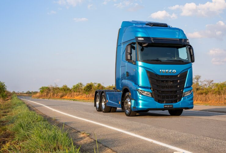 Novo IVECO S-Way 2023 de frente na cor Azul