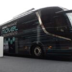 Ônibus foi cedido pela Mercedes-Benz e conta com simulador para ajudar o motorista a usar plenamente os recursos tecnológicos de segurança dos caminhões