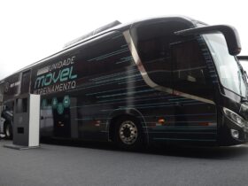 Ônibus foi cedido pela Mercedes-Benz e conta com simulador para ajudar o motorista a usar plenamente os recursos tecnológicos de segurança dos caminhões