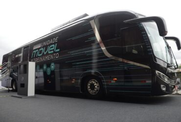 Ônibus foi cedido pela Mercedes-Benz e conta com simulador para ajudar o motorista a usar plenamente os recursos tecnológicos de segurança dos caminhões