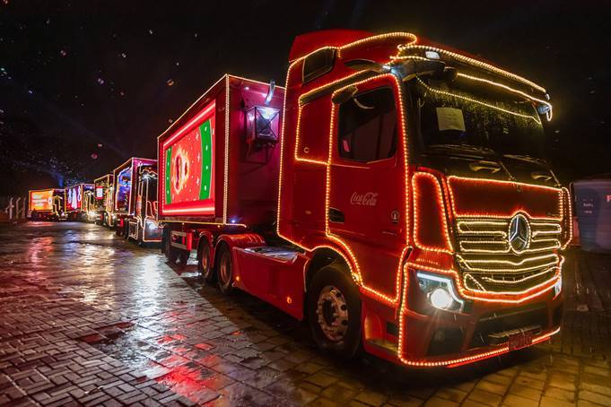 Caravanas Iluminadas de Natal Coca Cola Actros puxar comboio