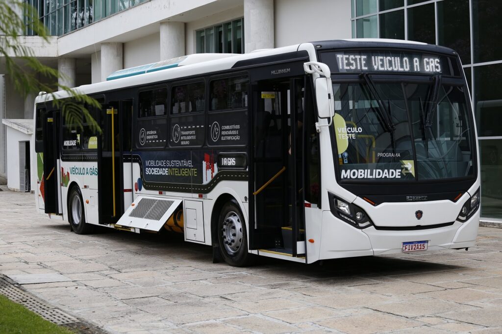 Ônibus movido a GNV: Scania e Compagas iniciam demonstração em Curitiba