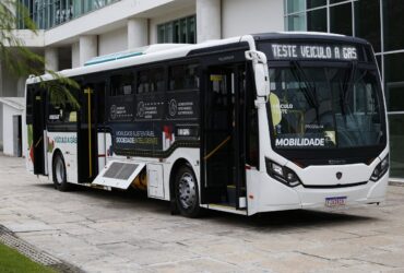 Ônibus movido a GNV: Scania e Compagas iniciam demonstração em Curitiba