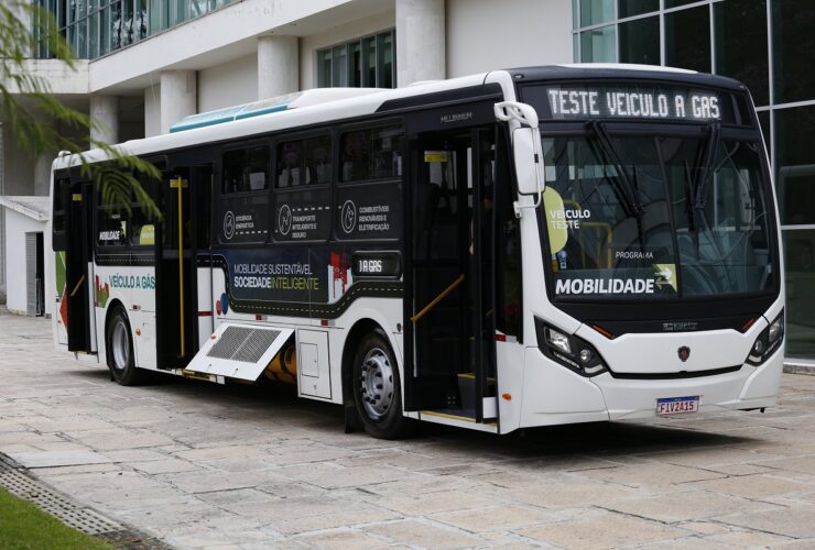 Ônibus movido a GNV: Scania e Compagas iniciam demonstração em Curitiba