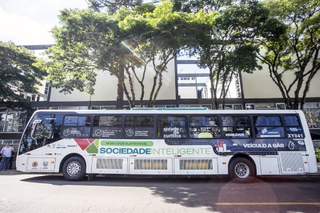 Ônibus Scania movido a GNV inicia demonstração em Curitiba
