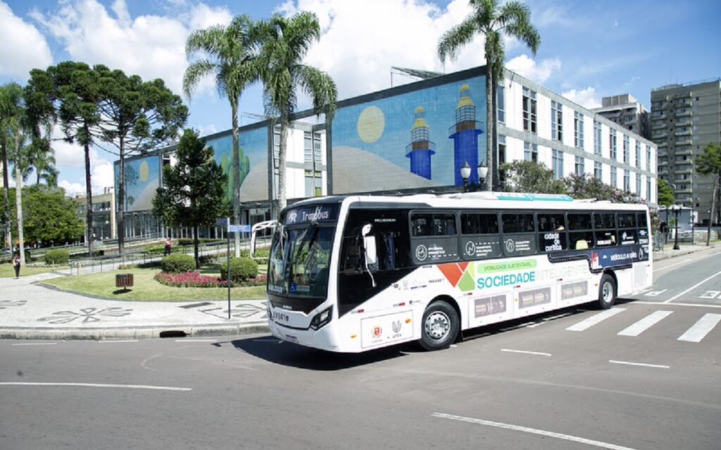 Ônibus Scania movido a GNV inicia demonstração em Curitiba