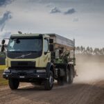 Volvo VMX MAX 2023 de frente na cor amarela