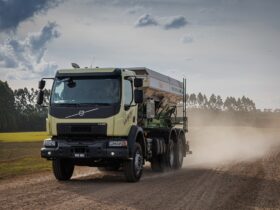Volvo VMX MAX 2023 de frente na cor amarela