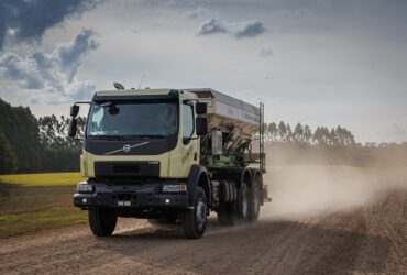 Volvo VMX MAX 2023 de frente na cor amarela