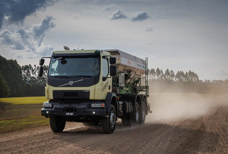 Volvo VMX MAX 2023 de frente na cor amarela
