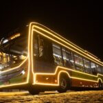 O ônibus Volvo BZL Elétrico, que recentemente fez demonstrações na cidade onde fica a fábrica da marca, agora segue nas ruas com uma missão especial: participar de um dos eventos de Natal mais importantes do País, que acontece na capital paranaense.