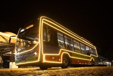 O ônibus Volvo BZL Elétrico, que recentemente fez demonstrações na cidade onde fica a fábrica da marca, agora segue nas ruas com uma missão especial: participar de um dos eventos de Natal mais importantes do País, que acontece na capital paranaense.