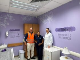 O ambiente é dedicado para as funcionárias e mães retirarem e armazenarem o leite materno durante o expediente