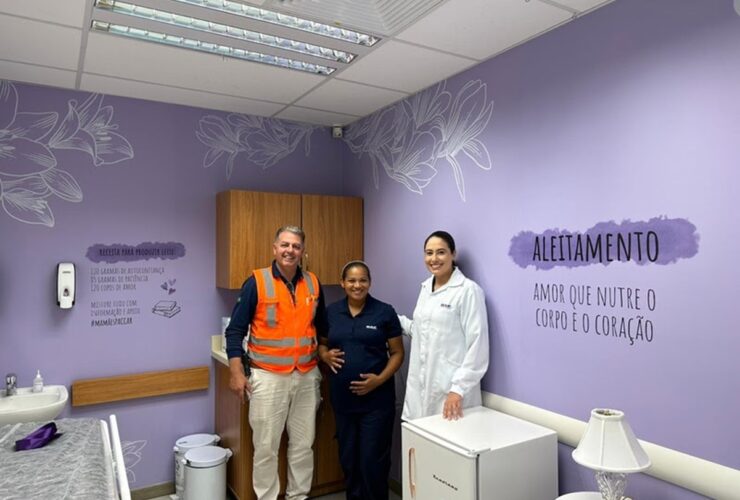 O ambiente é dedicado para as funcionárias e mães retirarem e armazenarem o leite materno durante o expediente