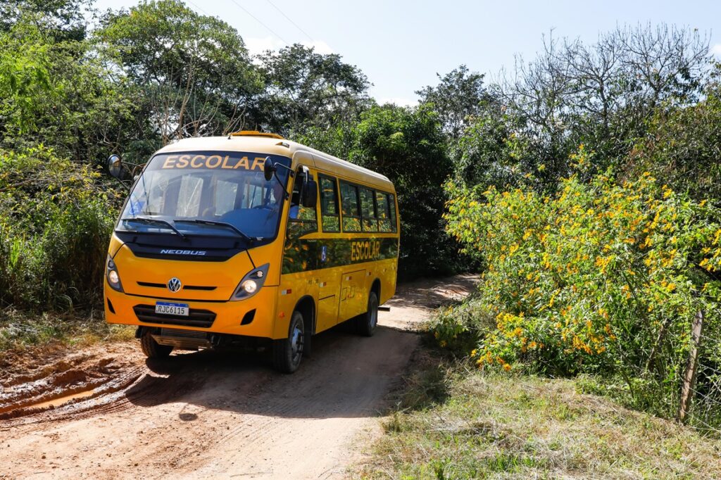 VWCO realiza entrega do primeiro lote de ônibus para o Caminho da Escola
