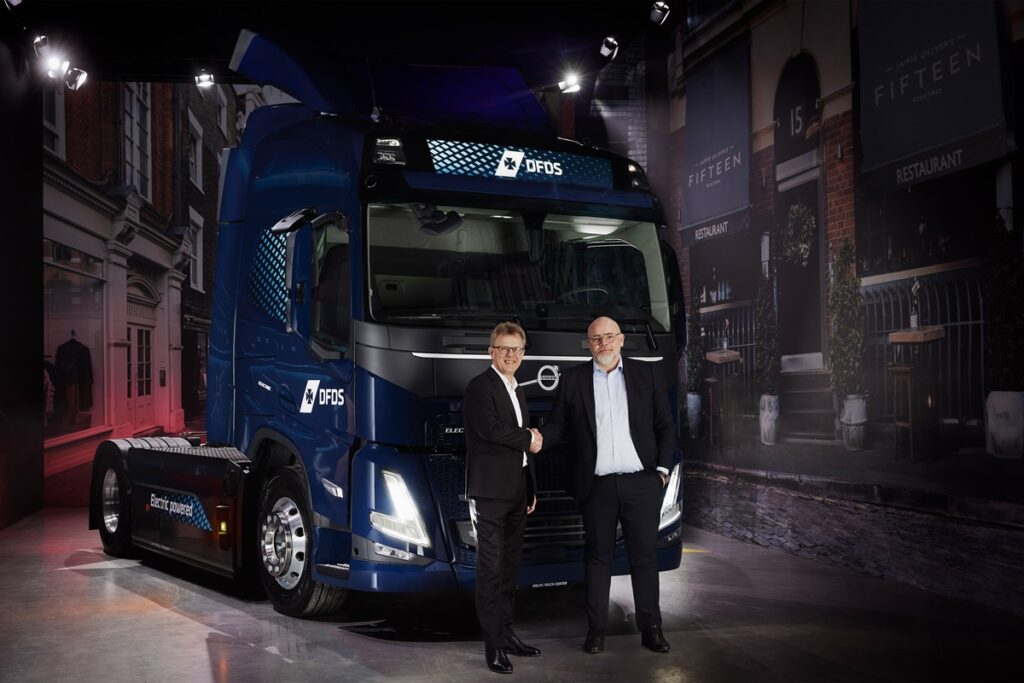 Roger Alm, presidente da Volvo Trucks e Niklas Anderson, vice-presidente da DFDS