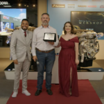 Ao centro da imagem está Valdir Juravski, gerente de pós-venda da DAF Barigui Curitiba, vencedora da categoria “Concessionária Destaque no Webshop”