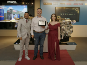 Ao centro da imagem está Valdir Juravski, gerente de pós-venda da DAF Barigui Curitiba, vencedora da categoria “Concessionária Destaque no Webshop”