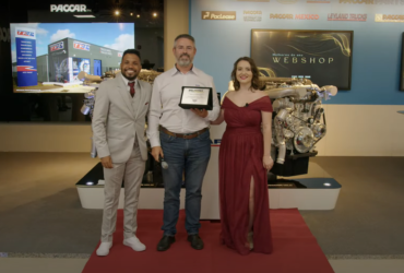 Ao centro da imagem está Valdir Juravski, gerente de pós-venda da DAF Barigui Curitiba, vencedora da categoria “Concessionária Destaque no Webshop”