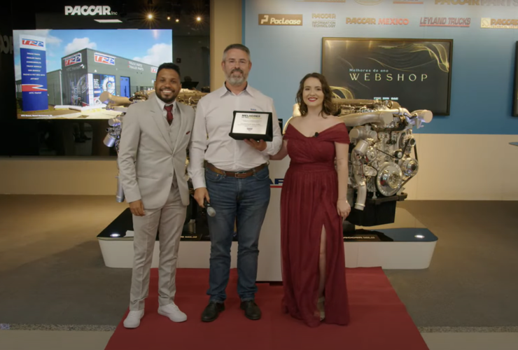 Ao centro da imagem está Valdir Juravski, gerente de pós-venda da DAF Barigui Curitiba, vencedora da categoria “Concessionária Destaque no Webshop”