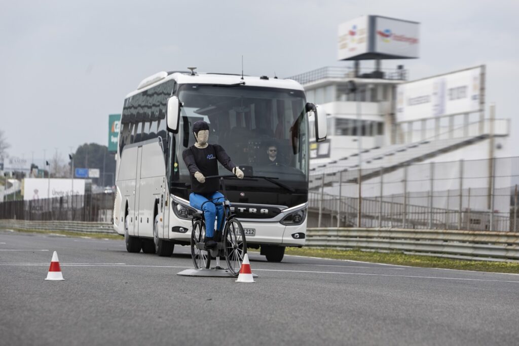 Daimler Buses apresenta inovações em sistemas de segurança e assistência à condução de ônibus urbanos e rodoviários