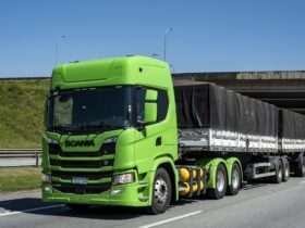 Em 2018, a Scania lançou a pioneira linha de caminhões movidos a gás natural (comprimido), liquefeito (gnl) e/ou biometano