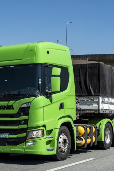 Em 2018, a Scania lançou a pioneira linha de caminhões movidos a gás natural (comprimido), liquefeito (gnl) e/ou biometano